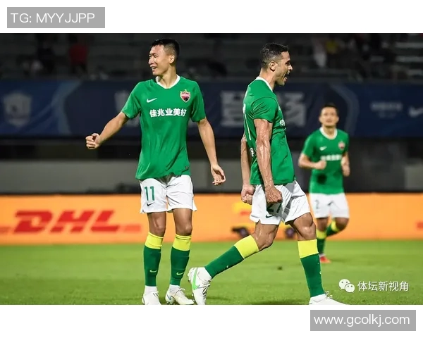 深圳足球队以79分领跑挑战赛积分榜展现强劲实力与团队合作精神