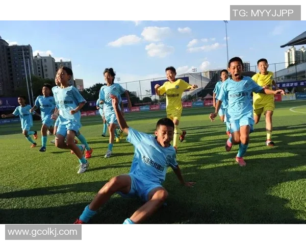 赵老师带领学生们抽取足球明星，激发他们的运动热情与团队合作精神